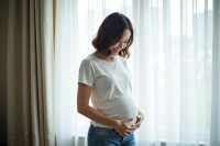 Mang thai tháng đầu có nên uống sữa bầu không? - Vallac